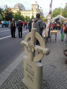 Pilgerkreuz vor Reichstag