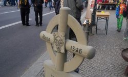 Pilgerkreuz vor Reichstag