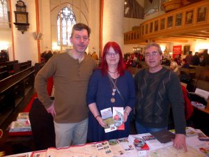 Jochen Purps, Katharina Zimmermann und Torsten Engelbrecht auf der Pilgermesse in der Hauptkirche St. Jacobi in Hamburg.